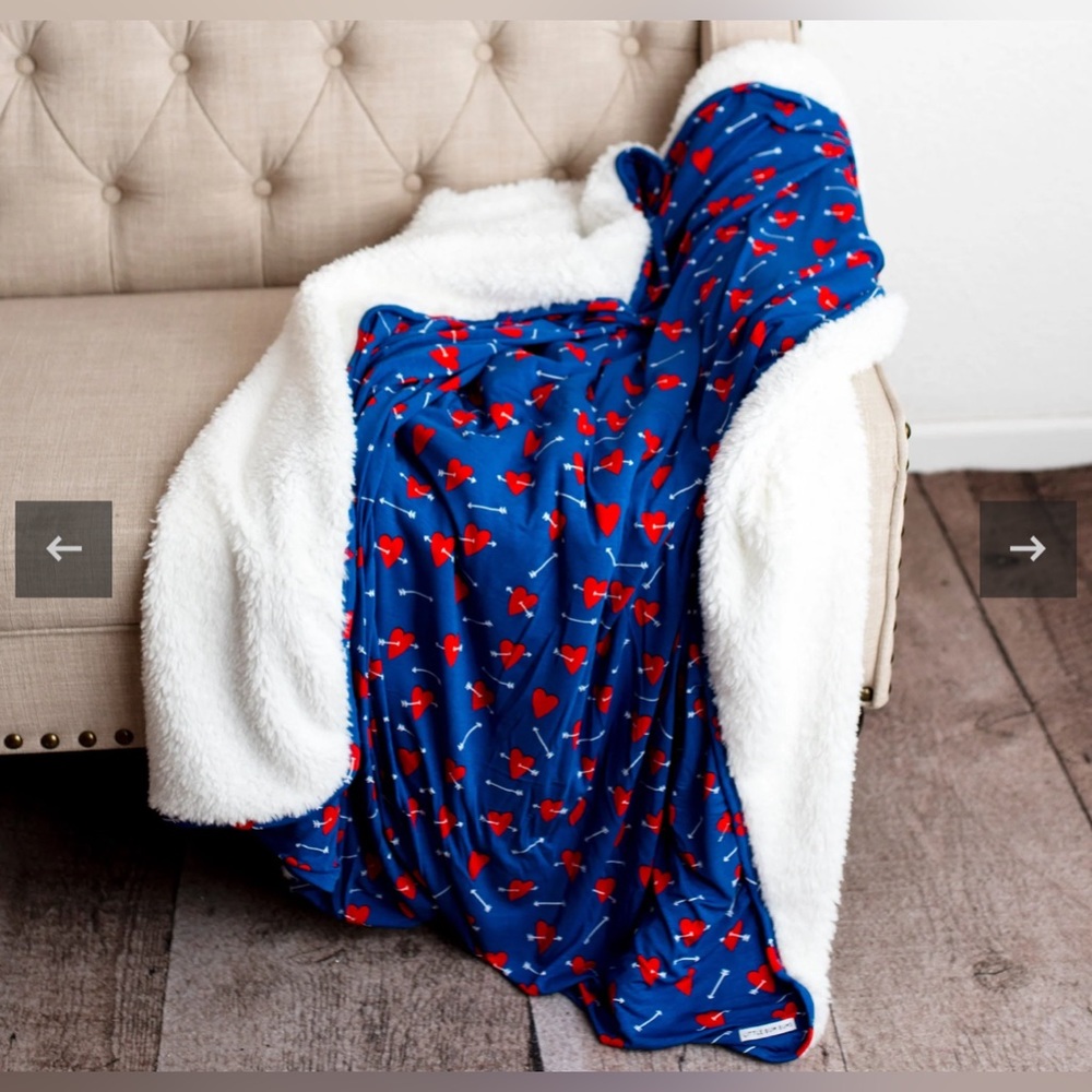 BNIB - Bums & Roses Bamboo Plush Blanket ♥️